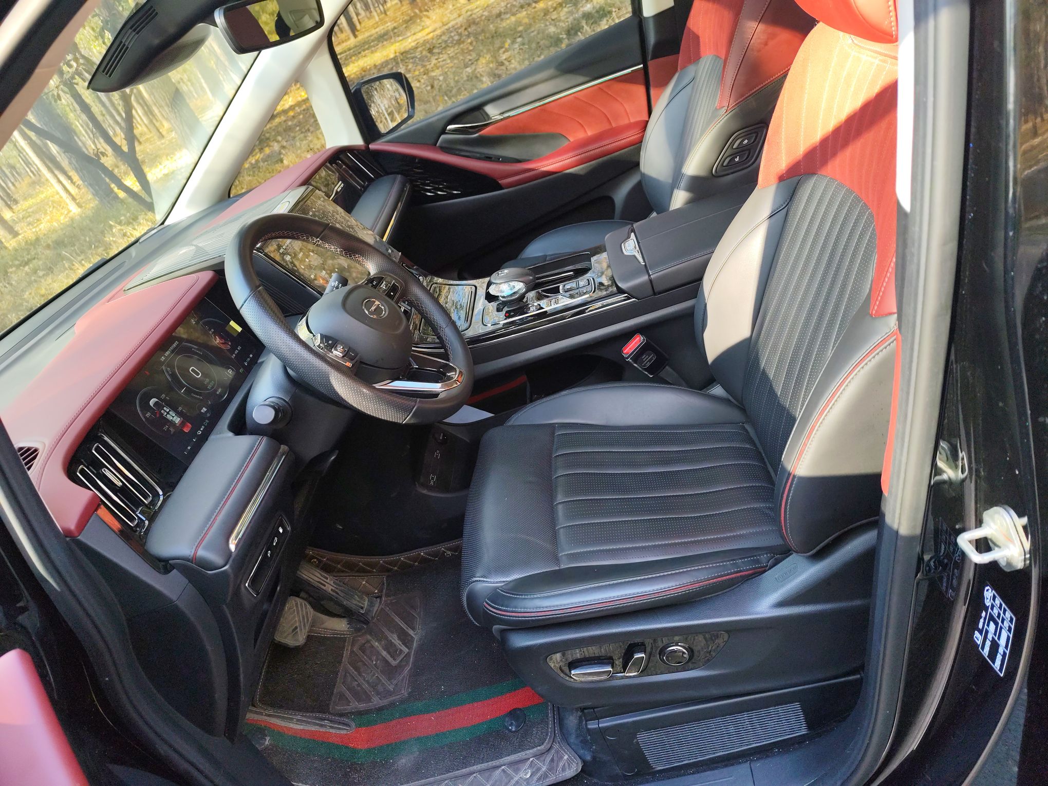 المقاعد الأمامية داخل السيارة