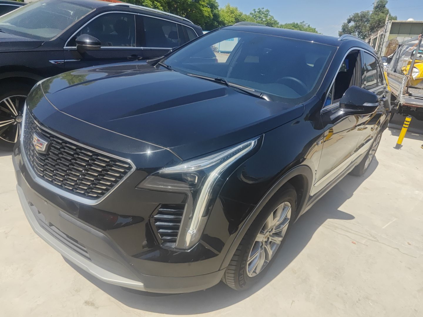 تحت مقدمة السيارة