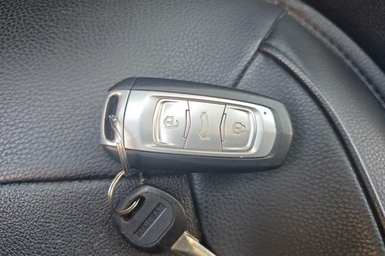 Used Geely Auto Emgrand X7 Sport 2018 1.8TD Automatic Two-Wheel Drive Smart Connect 4G Internet Edition
