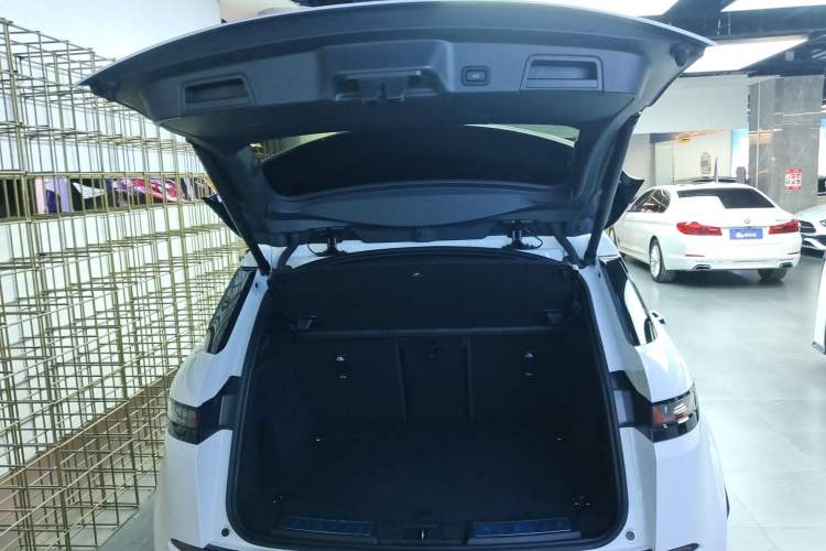 Used Land Rover Range Evoque 2020 249 PS R-DYNAMIC SE Sport Technology Edition Trunk