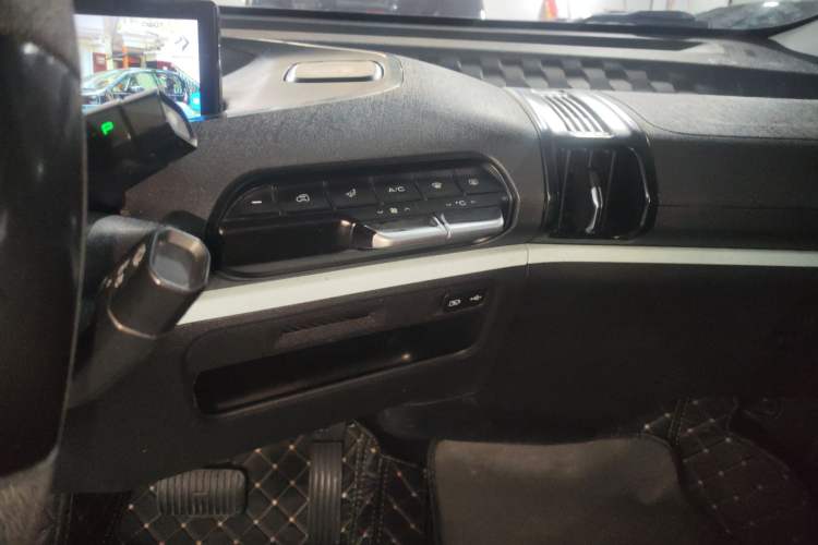 Used Baojun E300 2020 Starry Intelligence Edition Audio And AC Panel