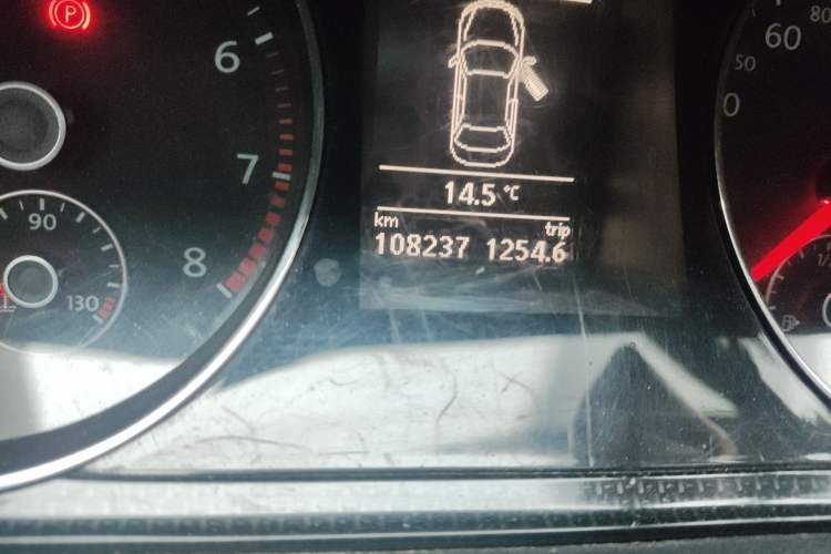 Used Volkswagen Magotan 2013 2.0 TSI Luxury Model Odometer Close Up