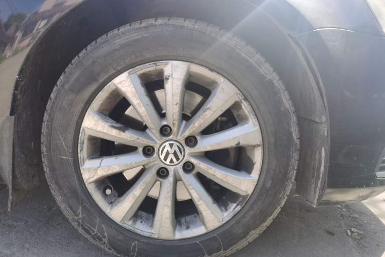 Used Volkswagen Magotan 2012 Revised Version 1.8TSI Leading Edition Right Front Wheel Hub