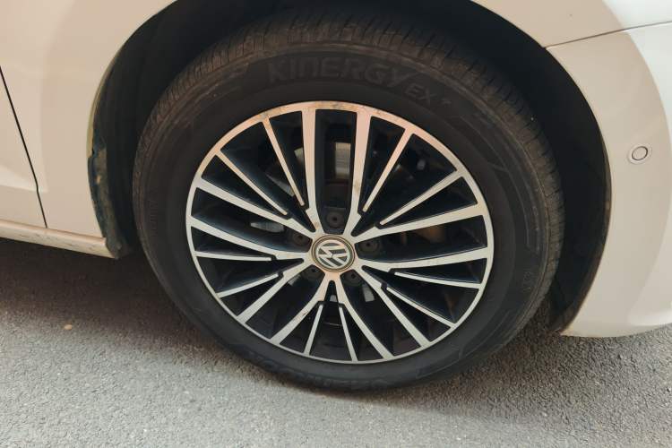 Used Volkswagen Touran 2016 Volkswagen Touran L 280TSI DSG Luxury Edition Right Front Wheel Hub