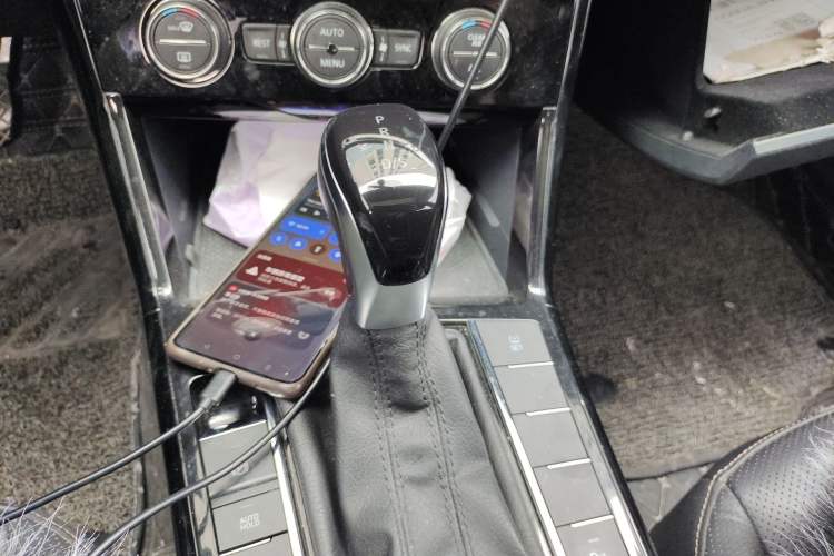 Used Volkswagen Passat 2019 330TSI Luxury Edition China VI Standard Gear Lever