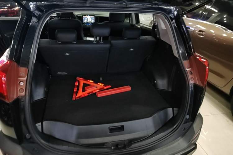 Used Toyota RAV4 2015 2.0L CVT Two-Wheel Drive Fashion Edition Trunk