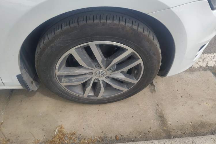 Used Volkswagen Golf 2016 230TSI Automatic Luxury Version Right Front Wheel Hub