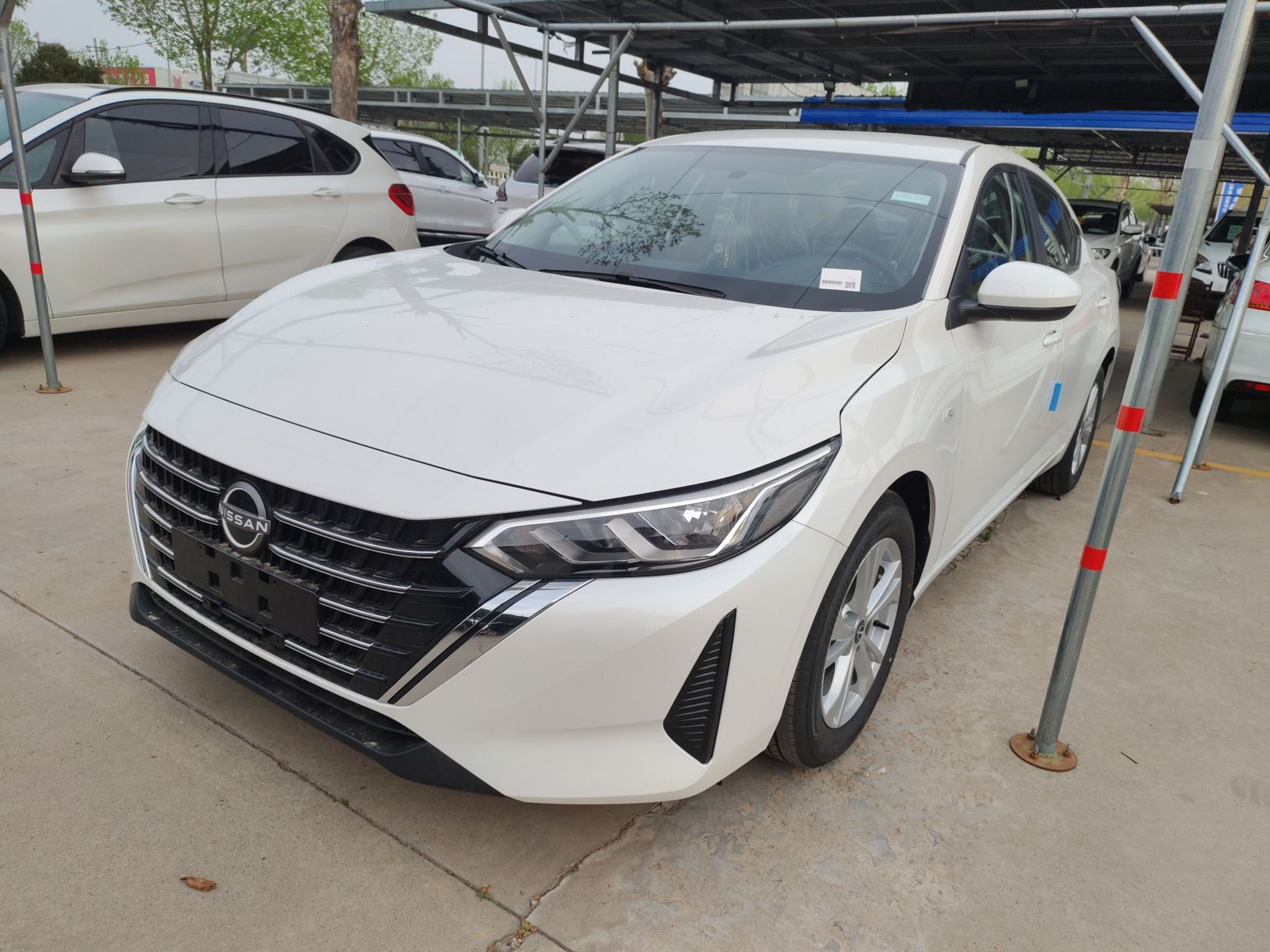 تحت مقدمة السيارة