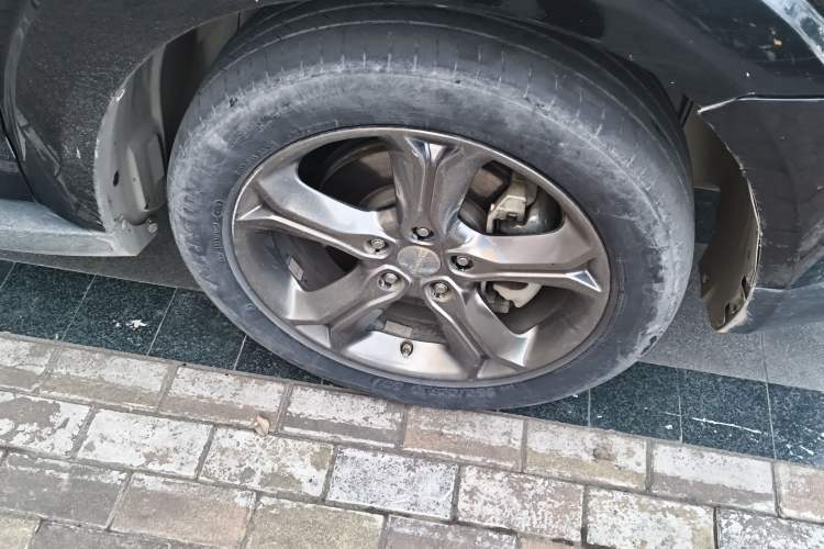 Used Dodge Journey 2016 2.4L Two-Wheel-Drive Touring Edition Right Front Wheel Hub