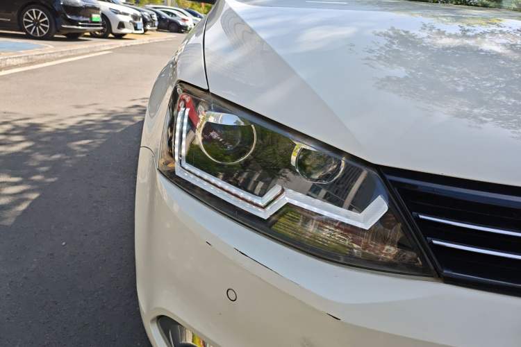 Used Volkswagen Sagitar 2014 Revised Version 1.4TSI Manual Luxury Edition Right Front Headlight