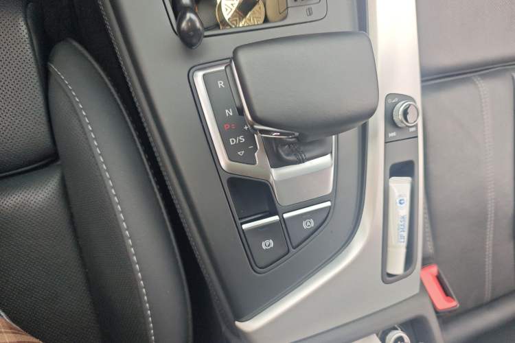 Used Audi A4L 2023 40 TFSI Luxury Dynamic Model Gear Lever