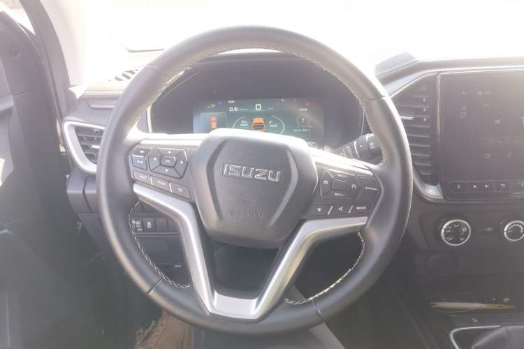 Used Isuzu D-MAX 2023 2.5T Manual Two-Wheel Drive Diesel Flagship Version with Long Wheelbase
