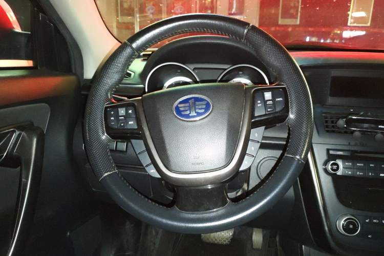 Used Bestune X80 2015 2.0L automatic comfort version
