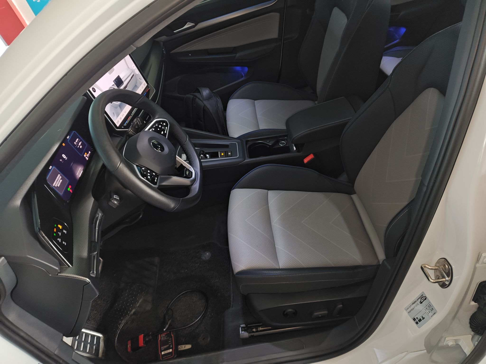 المقاعد الأمامية داخل السيارة