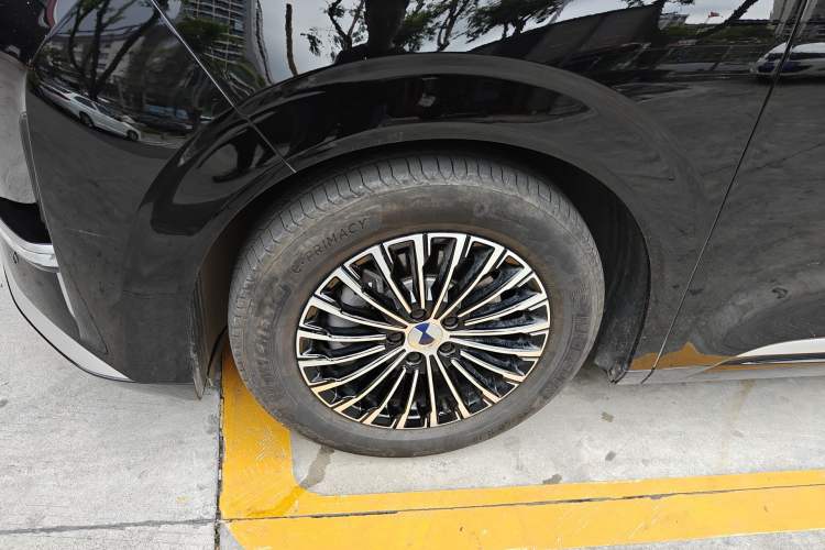 Used Denza D9 2022 DM-i 1040 Prestige Model
