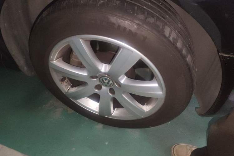 Used Volkswagen Phaeton 2015 3.0L Smart Edition Right Front Wheel Hub