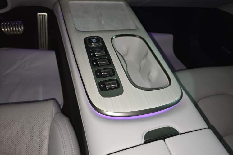 Used Xiaomi Auto SU7 2024 Four-Wheel Drive Ultra-Long Range Advanced Intelligent Driving Max Edition
