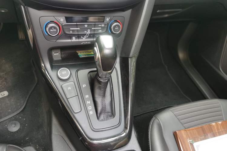 Used Ford Focus 2017 Hatchback EcoBoost 180 Automatic Elite Model Gear Lever