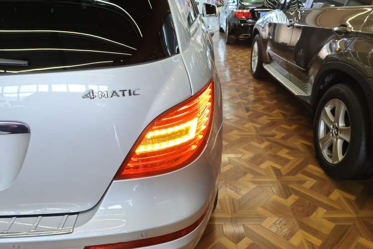 Used Mercedes-Benz R-Class 2017 R 320 4MATIC Business Edition Prestige Model
