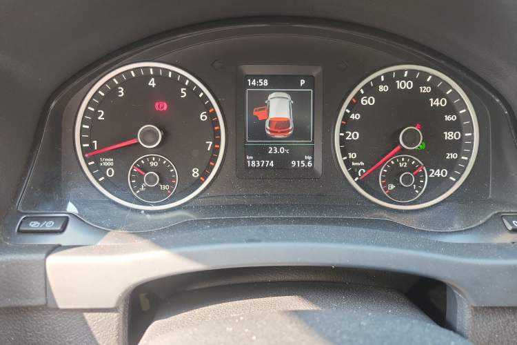 Used Volkswagen Tiguan 2015 1.8TSI Automatic Two-Wheel Drive Luxury Model Odometer Close Up