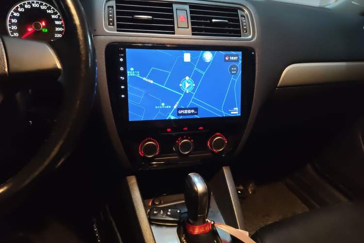 Used Volkswagen Sagitar 2014 Revised Version 1.6L Automatic Comfort Edition Audio And AC Panel