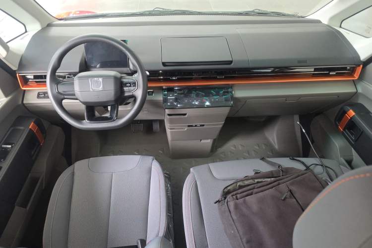 Used Farizon Super VAN 2025 Yucheng Edition, Action-Pak 68kWh Center Console