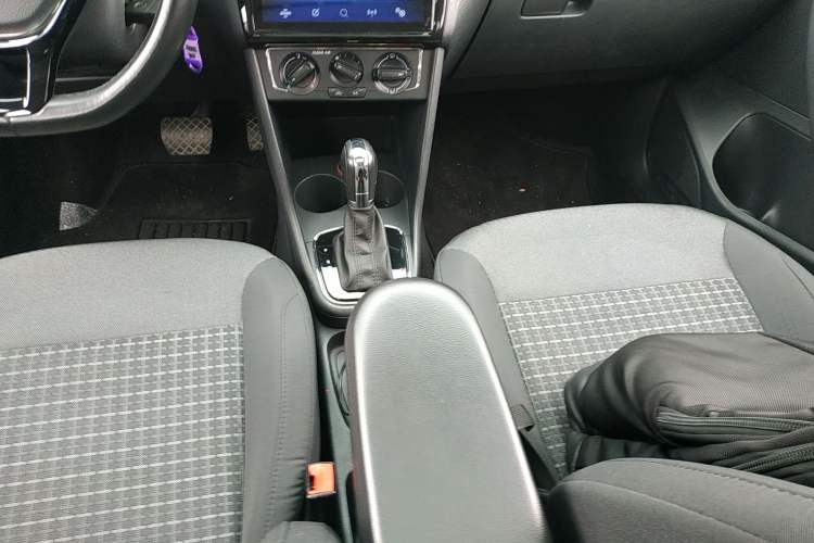 Used Volkswagen Polo 2016 1.6L Automatic Comfort Model Gear Lever