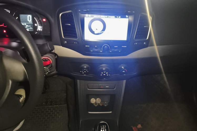 Used Roewe 350 2015 1.5L Manual Luxury Sunroof Edition Audio And AC Panel