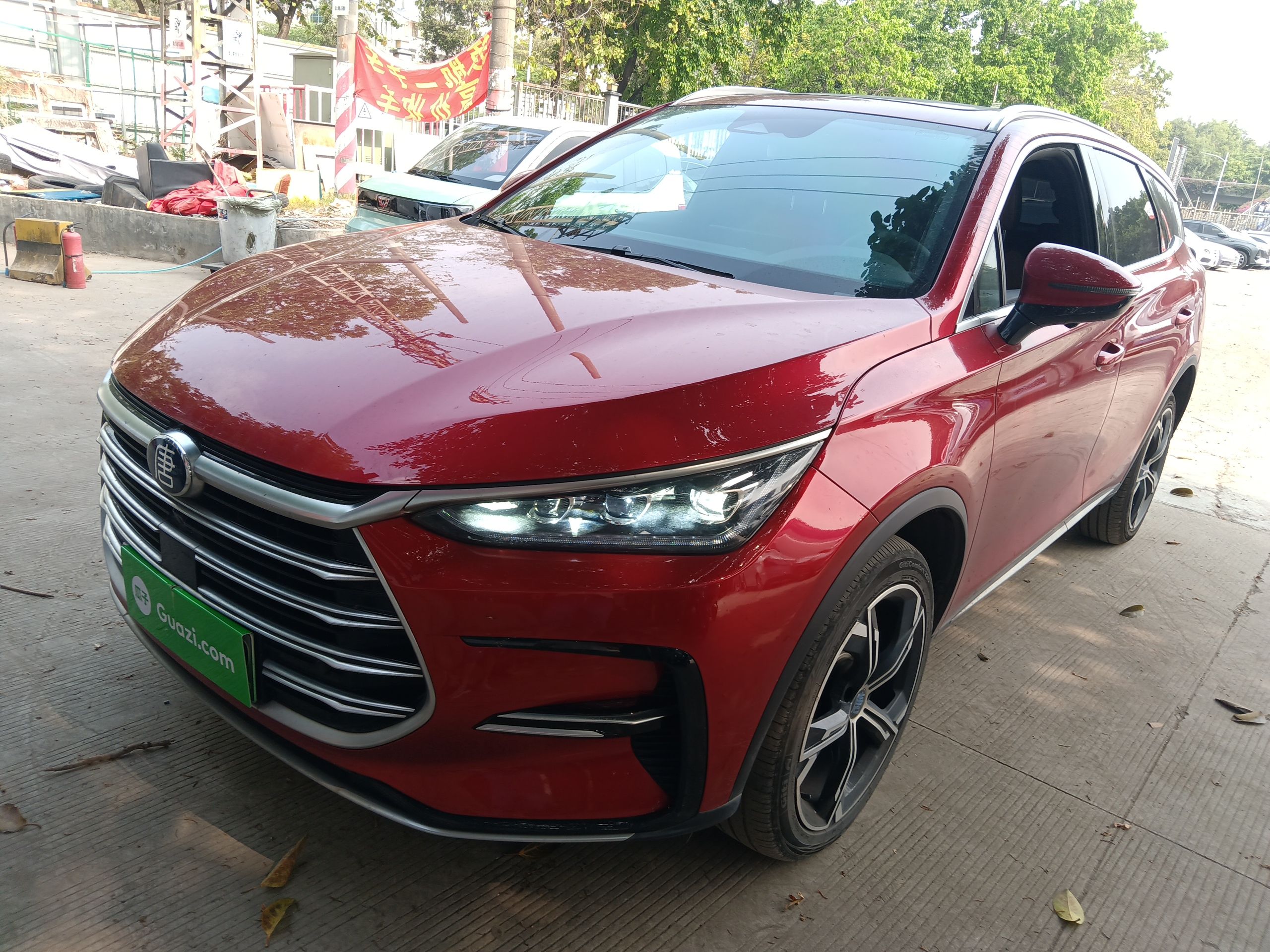 Под передней частью автомобиля