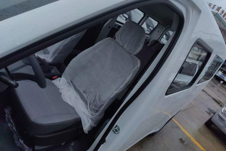 Used Wuling Yangguang 2024 300KM Comfort Version Passenger Van 75kW