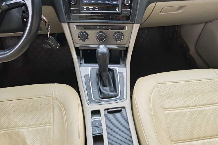 Used Volkswagen Golf 2014 1.4TSI Automatic Comfort Model Gear Lever