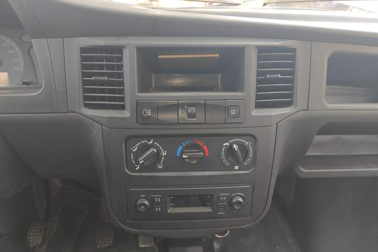 Used Wuling Zhiguang 2023 1.5L Practical Version 5/7 Seats Audio And AC Panel