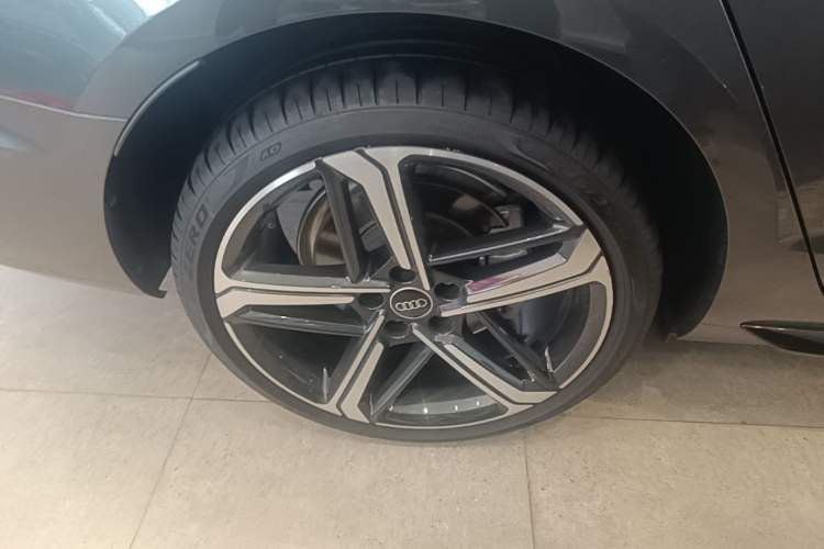 Used Audi A4L 2024 40 TFSI Luxury Dynamic Edition Right Rear Wheel Hub