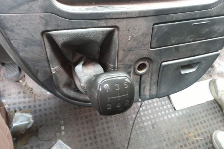 Used SAIC MAXUS Xintu V80 2014 2.5T Aotuntong Short Wheelbase Mid-Roof Model