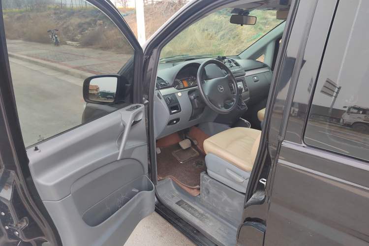 Used Mercedes-Benz Vito 2011 2.5L 7-seater executive version Driver Seat