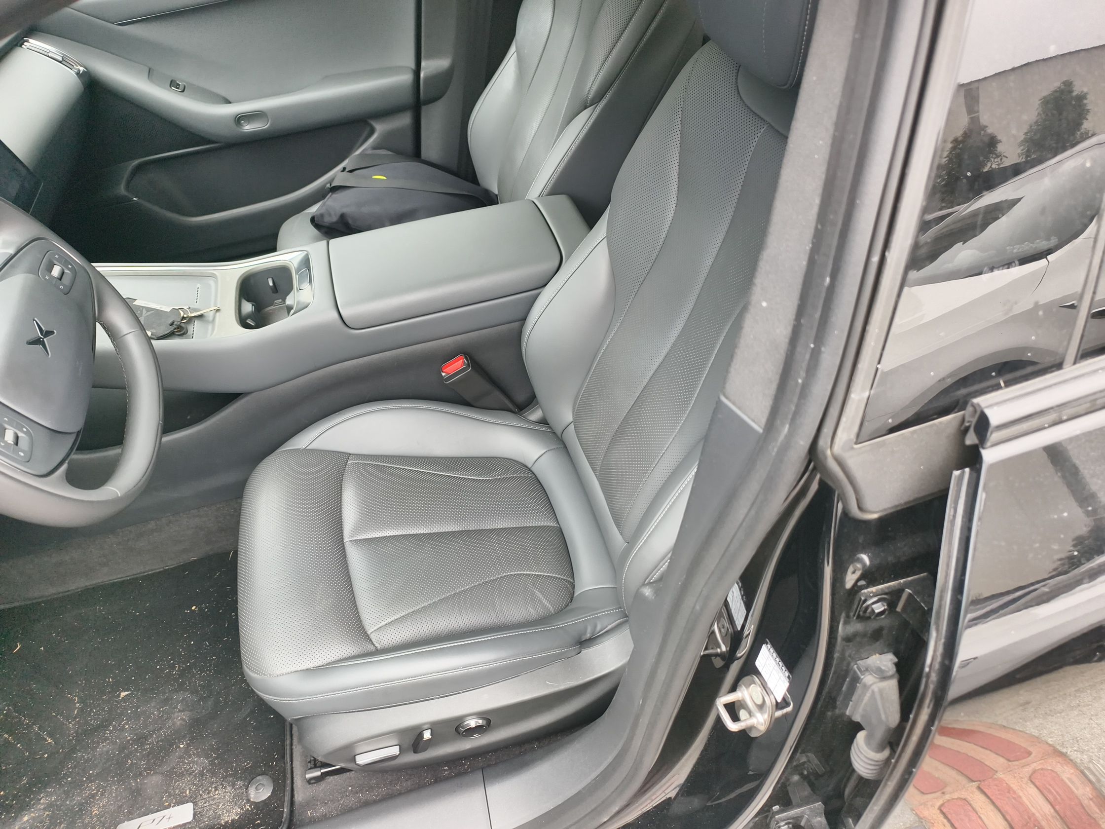 Переднее сиденье в автомобиле