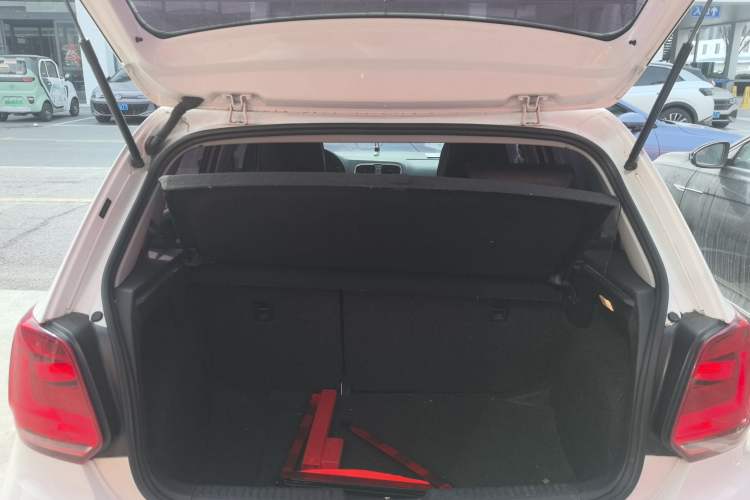 Used Volkswagen Polo 2016 1.6L Automatic Comfort Model
