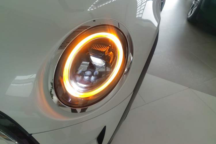 Used MINI 2023 Updated 1.5T COOPER Artist Five-Door Edition Left Front Headlight