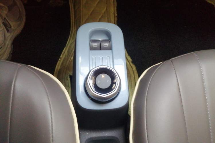 Used Geely Galaxy Panda 2023 Panda Mini 200km Endurance Bear Gear Lever
