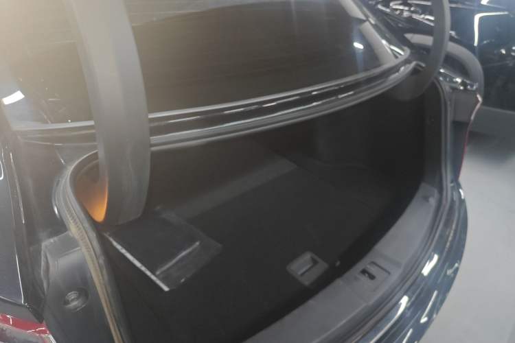 Used Hongqi E-QM5 2022 431 km Charge & Enjoy Edition Trunk