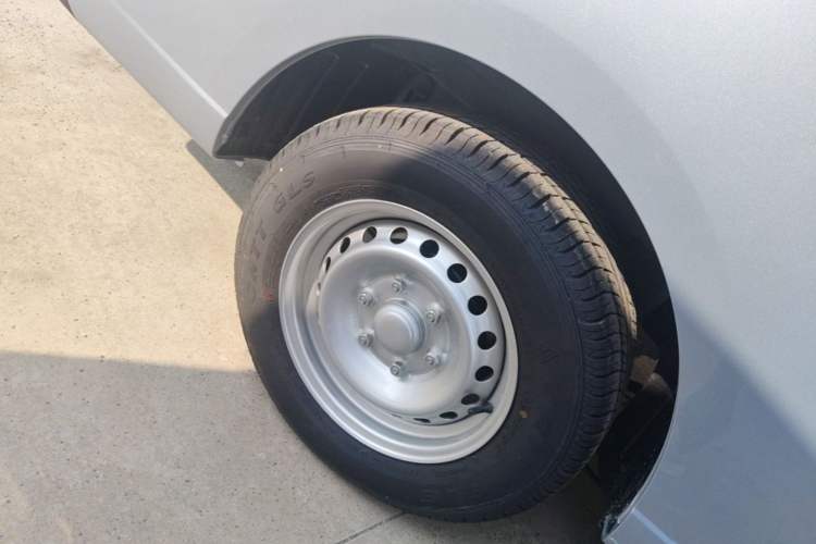 Used Wuling Yangguang 2024 300KM Comfort Version Passenger Van 75kW Exterior 5