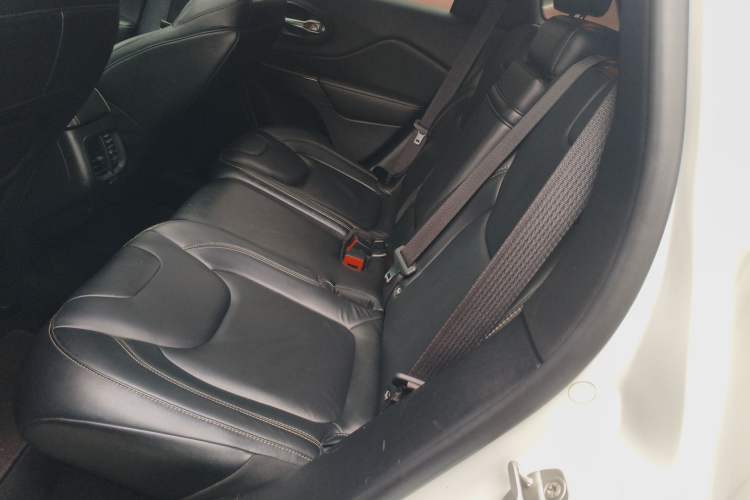 Used Jeep Cherokee 2014 2.4L Luxury Edition Left Rear Seat
