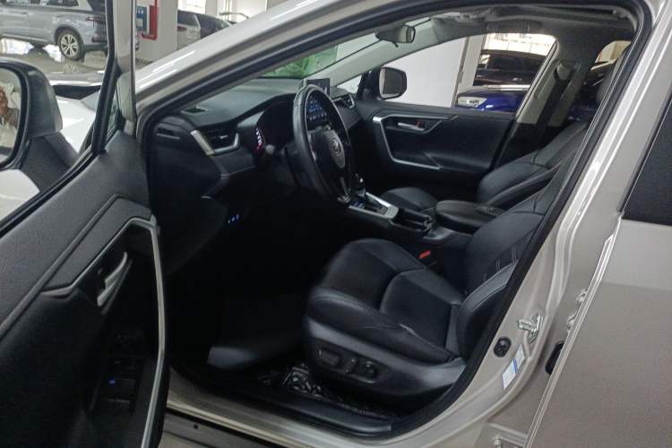 Used Toyota Wildlander 2022 2.0L CVT 4x4 Luxury PLUS Edition
