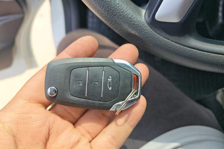 Used SAIC MAXUS Xintu V80 2023 2.0T Manual Classic Aoyuntong Short Wheelbase Ultra-Low Roof 5/6-Seater