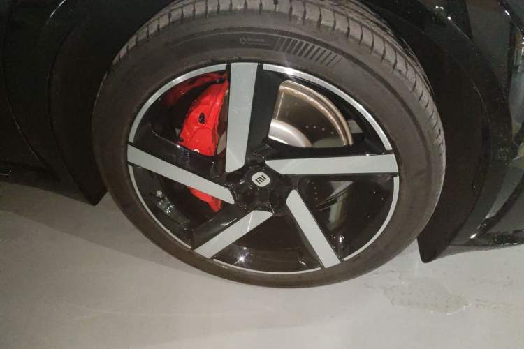 Used Xiaomi Auto YU7 2025 Ultra-Long Range High-Performance All-Wheel-Drive Max Edition Right Front Wheel Hub