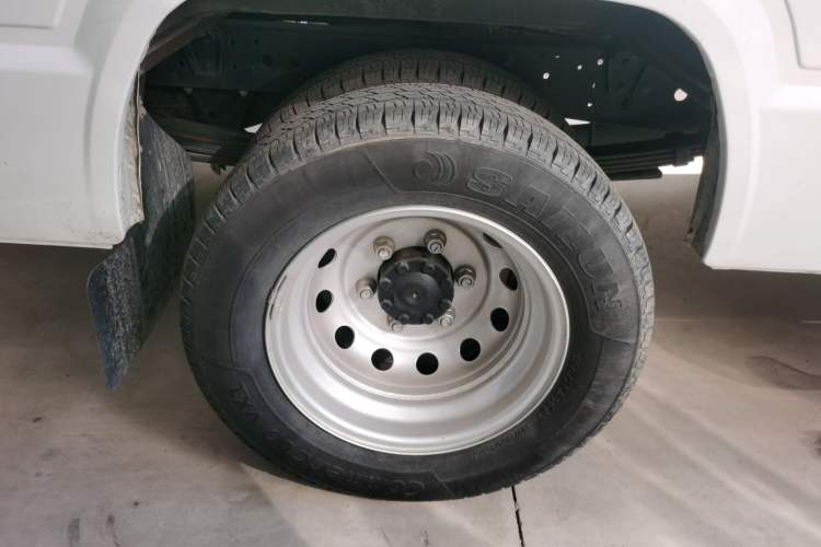 Used Iveco Daily 2023 2.8T V37 Van Long Wheelbase Mid-Roof Dual Tires Manual Doors 2-3 Seater