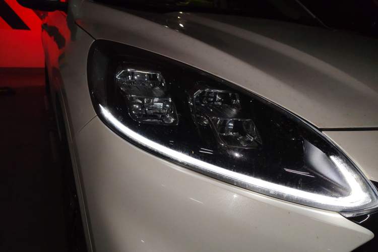 Used Ford Escape 2020 EcoBoost 245 Four-Wheel Drive Luxury Edition Right Front Headlight