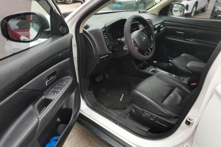 Used Mitsubishi Outlander 2016 2.4L 4x4 Elite Edition 5 Seats Driver Seat