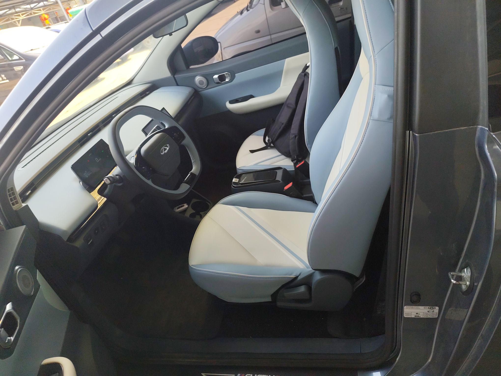 المقاعد الأمامية داخل السيارة