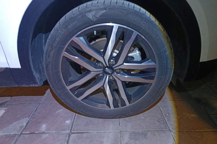 Used Bestune T99 2022 20TD Automatic Sport Premium Edition Right Front Wheel Hub